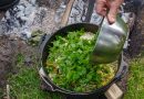 Koken op kampvuur In Het Wilde Weg, foto Bert Brassé