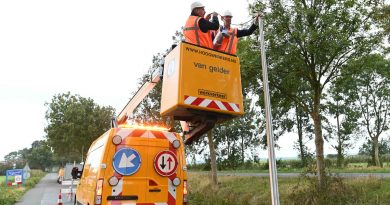 Eerste nieuwe lichtmast parallelweg Meppelerweg Actieplan Fiets