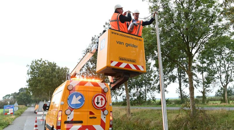 Eerste nieuwe lichtmast parallelweg Meppelerweg Actieplan Fiets